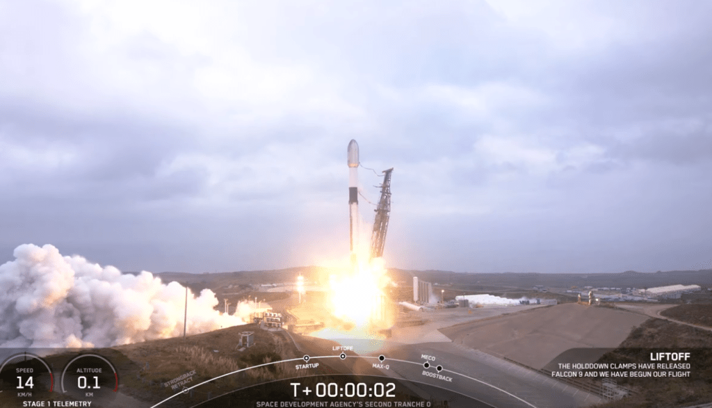 SpaceX的猎鹰9号火箭，为美国太空发展局发射了13枚的先进新型军用通讯及导弹追踪卫星。