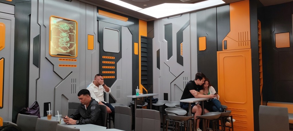 餐廳周遭仿船艙設計，尤如進入環球影城變形金剛主題館。(莫家文攝)