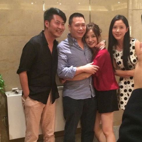 趙薇昨日被目睹在港出現，但身邊男士卻不是老公黃有龍。