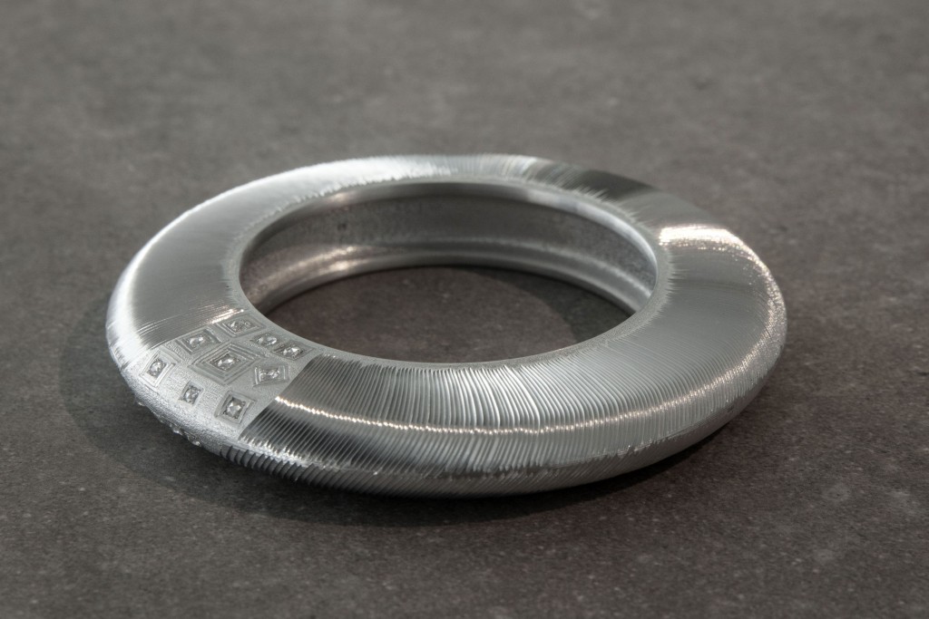 同樣以鋁與鑽石作為素材的《Rings of Infinity》。