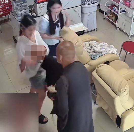 老僧在店內胸襲美容師後被趕走。抖音 老僧在店內胸襲美容師後被趕走。抖音