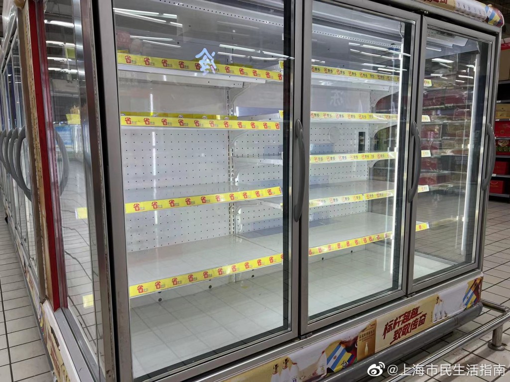 超市內的雪櫃都無貨。 微博