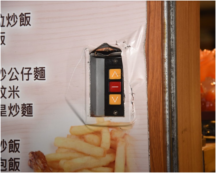 賊人圖撬閘企圖撬開電閘鎖蓋。