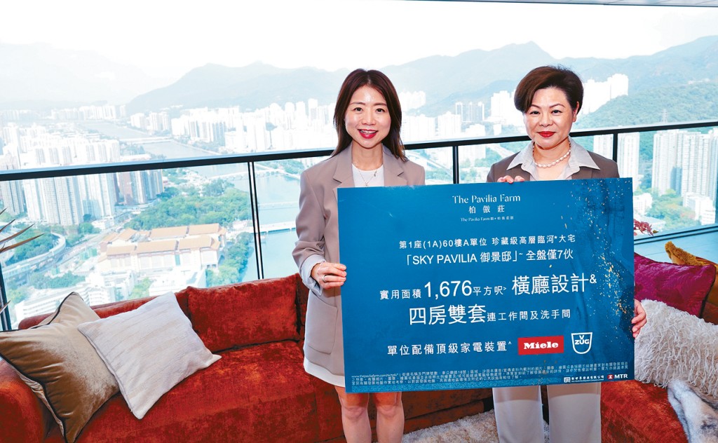 新世界何家欣（左）表示，視乎銷情有機會隨即提價加推更多柏傲莊III單位應市。右為鄭靜如。