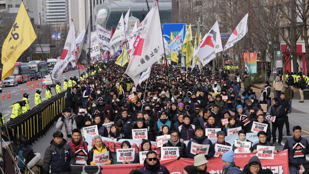 要求彈劾尹錫悅的南韓民眾遊行到首爾漢南洞的總統官邸入口。 美聯社