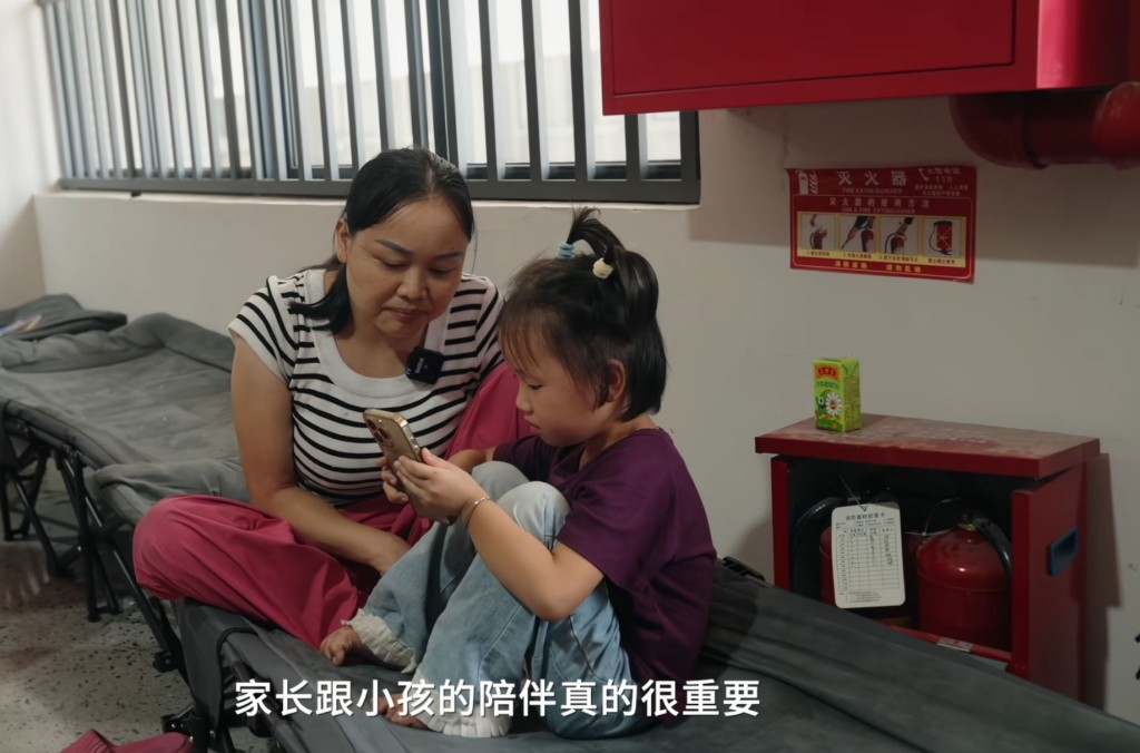 廣州增城廣嘉紡織廠，每到暑假便變身為員工的免費託兒所。極晝工作室
