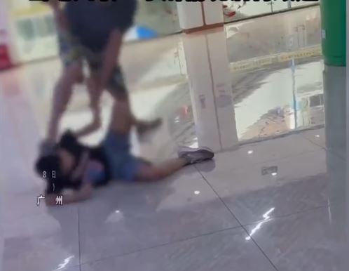 男子在商場對孩童連環施暴。抖音