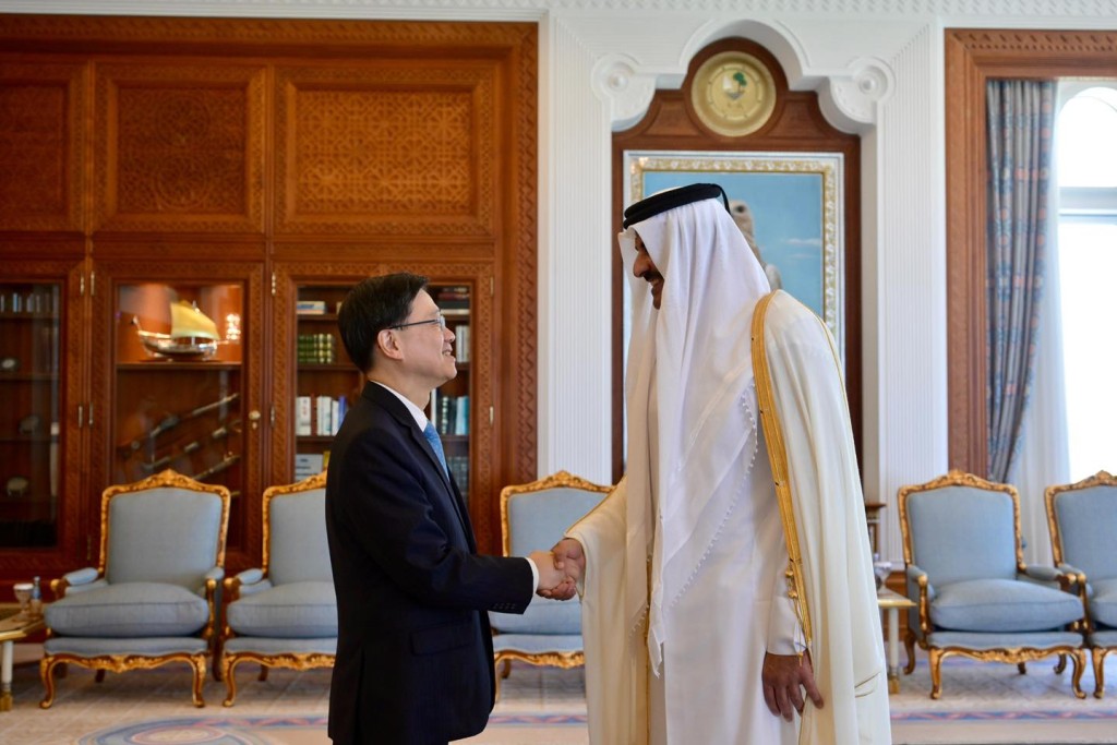 李家超與卡塔爾埃米爾、國家元首HH Sheikh Tamim bin Hamad Al Thani會面,就加強香港與卡塔爾的經貿、投資及人文合作深入交流。李家超fb 李家超與卡塔爾埃米爾、國家元首HH Sheikh Tamim bin Hamad Al Thani會面,就加強香港與卡塔爾的經貿、投資及人文合作深入交流。李家超fb