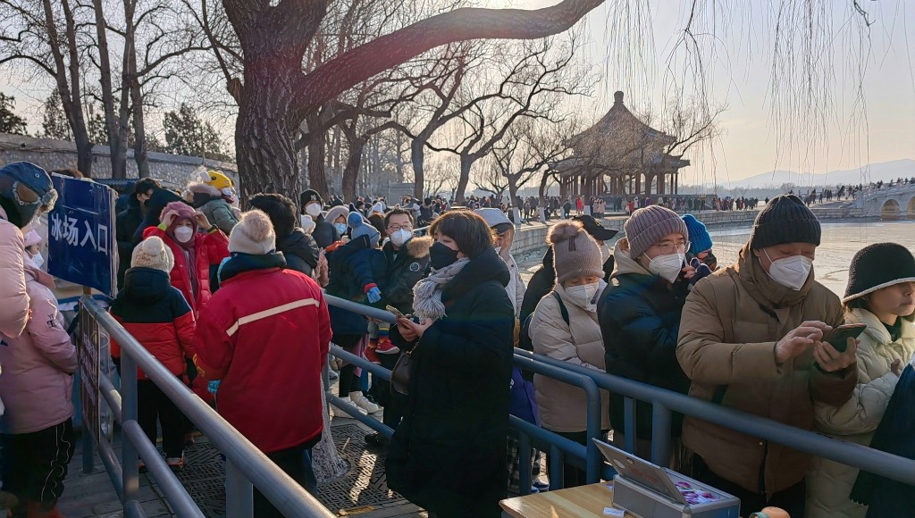 北京嚴寒，市民穿防寒服玩冰雪運動。張言天攝