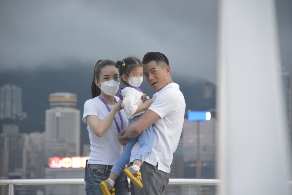 《郭富城鼓舞‧動起來網上慈善演唱會》中方媛帶過大女Chantelle到場支持,一家三口溫馨合照。