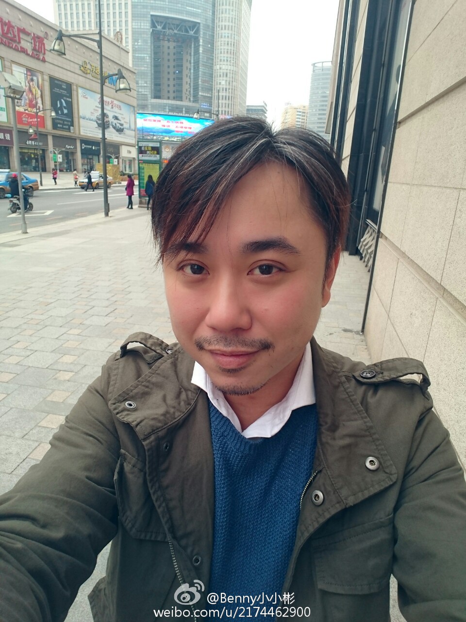 小彬彬因長期在餐飲副業的廚房中久站,導致髖關節嚴重發炎。 小彬彬因長期在餐飲副業的廚房中久站,導致髖關節嚴重發炎。