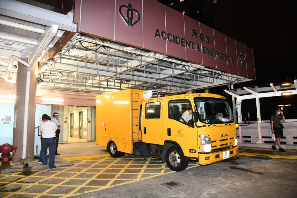 疑犯自刺心臟送院後不治。