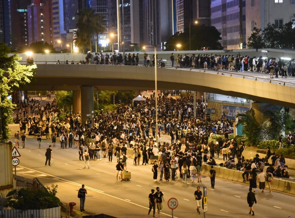 在金鐘夏愨道,示威者人數逐漸增加。