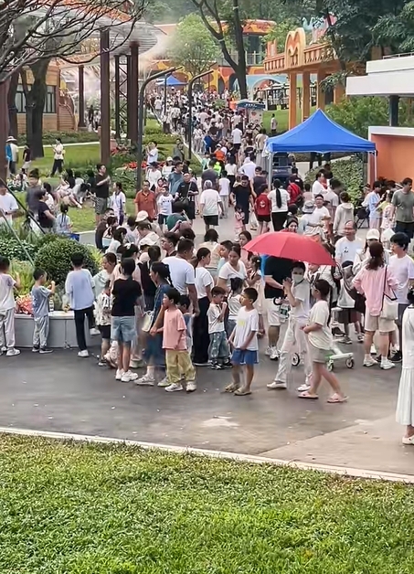 深圳兒童公園改造重開後,大量市民排隊入場見證集體回憶歸來。 抖音 深圳兒童公園改造重開後,大量市民排隊入場見證集體回憶歸來。 抖音