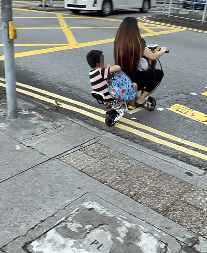 大妈驾驶电动单车载着两名小童。fb：元朗人