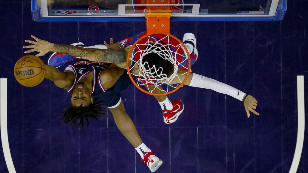 麥斯(左)創造76人季後賽歷史。AP