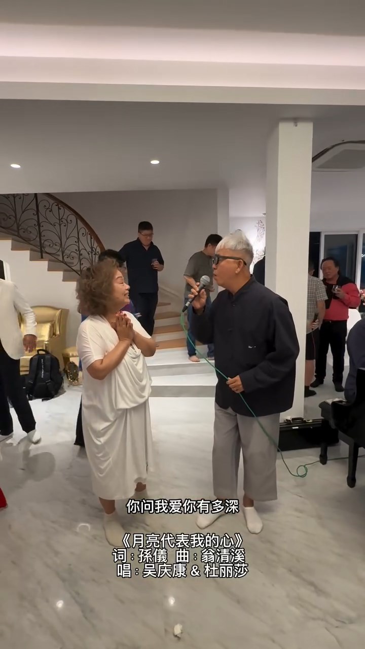 杜麗莎近日獲朋友慶祝70歲生日。