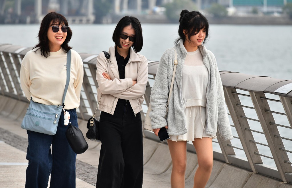 天文台預料偏東氣流會在未來一兩日持續影響華南沿岸，該區天氣漸轉較為潮濕。