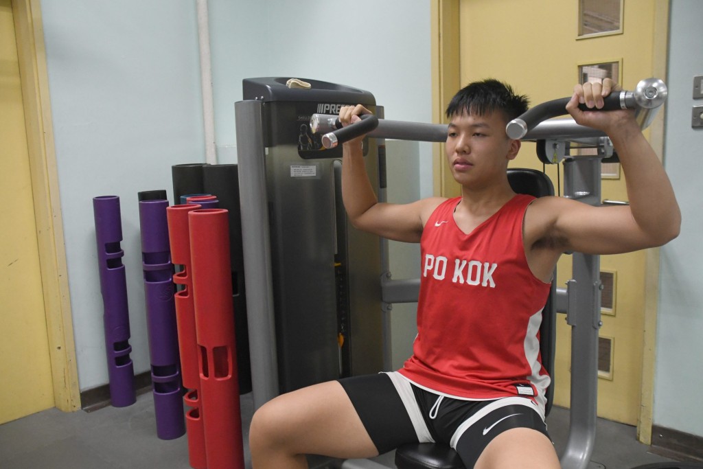 中五生李浩熙利用校內健身室鍛鍊身體。 本報記者攝