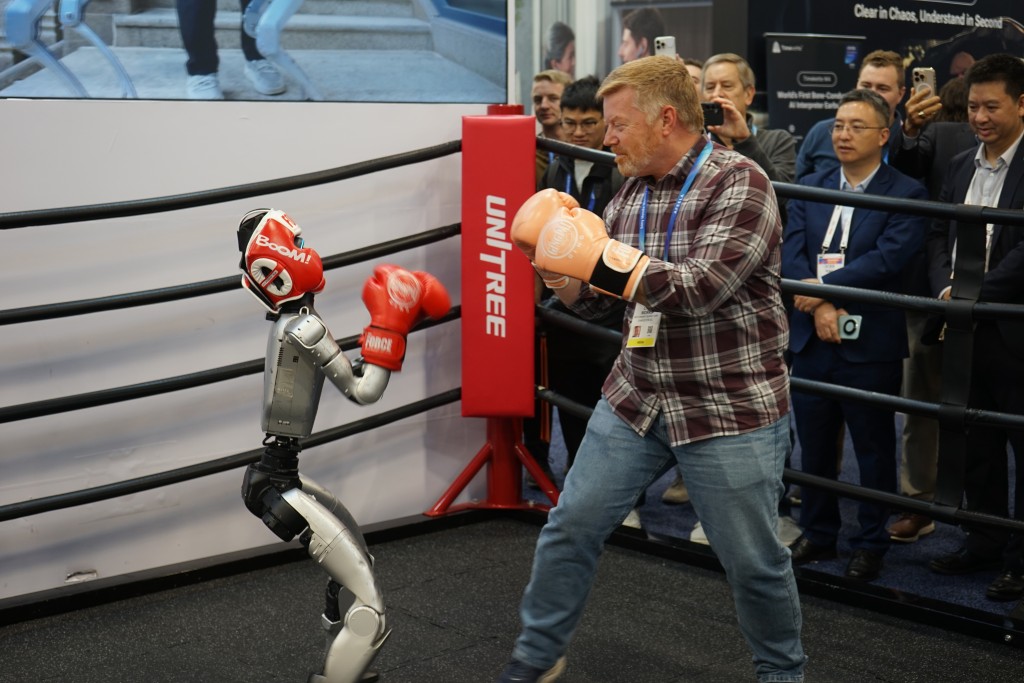 CES 2026，參觀者與宇樹機械人互動。 新華社