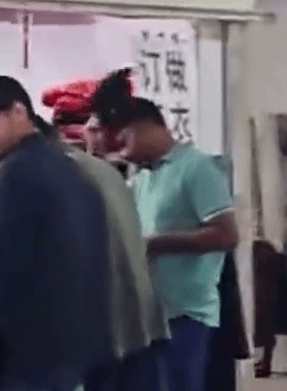 有人試戴帽子。 有人試戴帽子。
