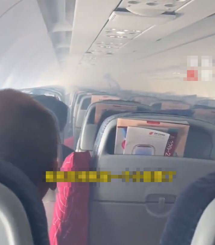 機艙濃煙令乘客呼吸困難。