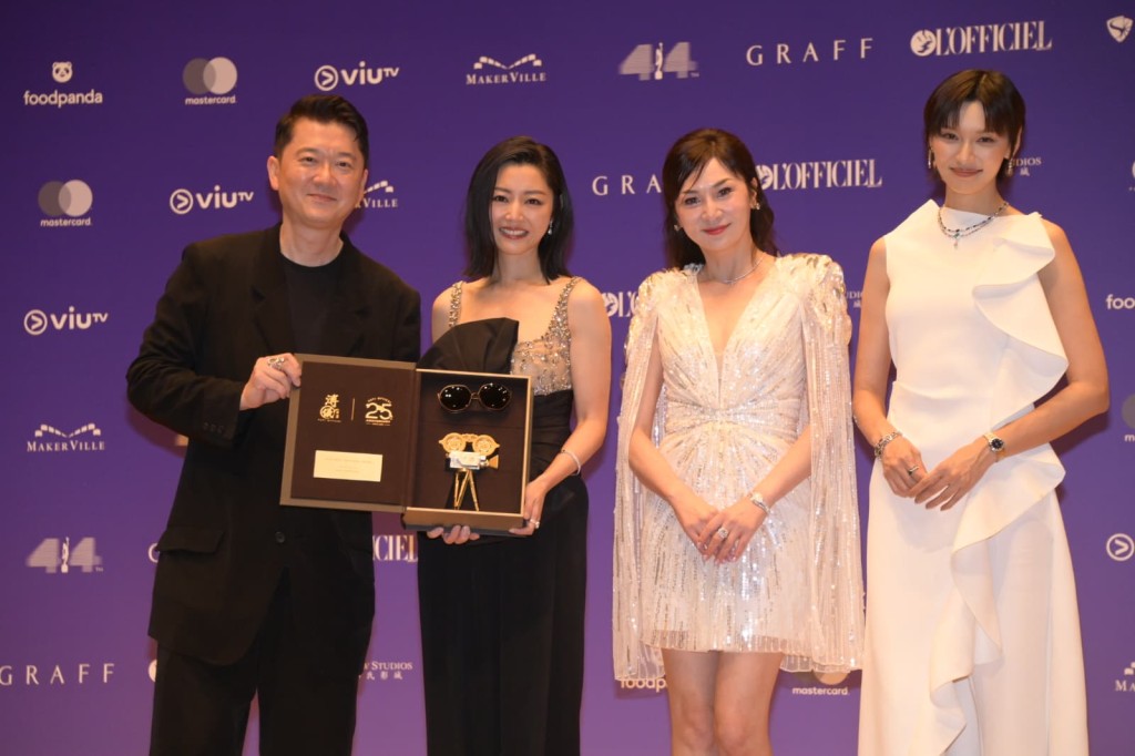 衛詩雅在後台接受贊助商禮物。