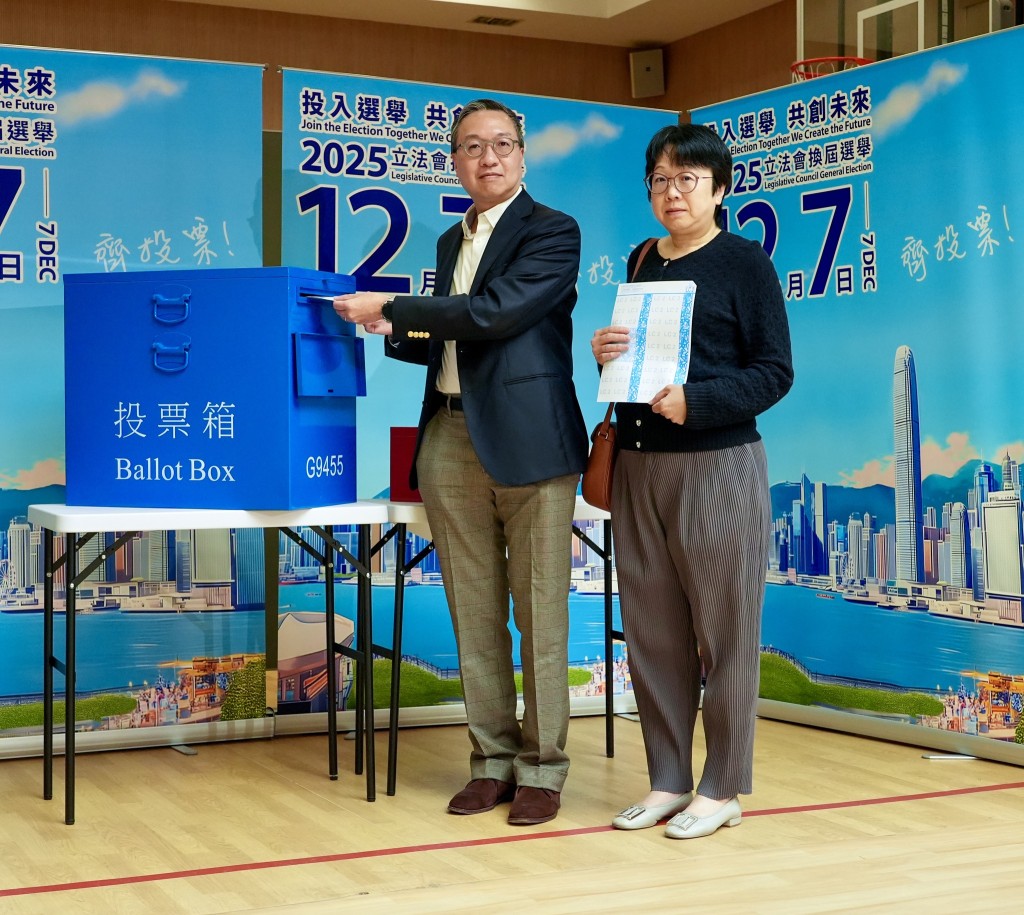 林定國與太太前往香港山頂僑福道11號德瑞國際學校山頂校舍高座投票。林定國FB圖片 林定國與太太前往香港山頂僑福道11號德瑞國際學校山頂校舍高座投票。林定國FB圖片