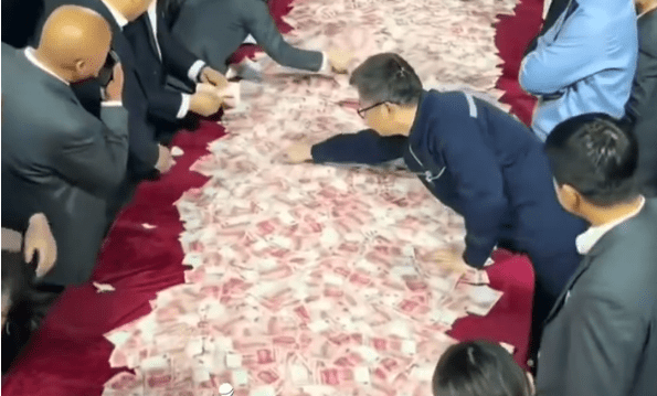 崔培军连续两年发放逾千万年终奖金。微博