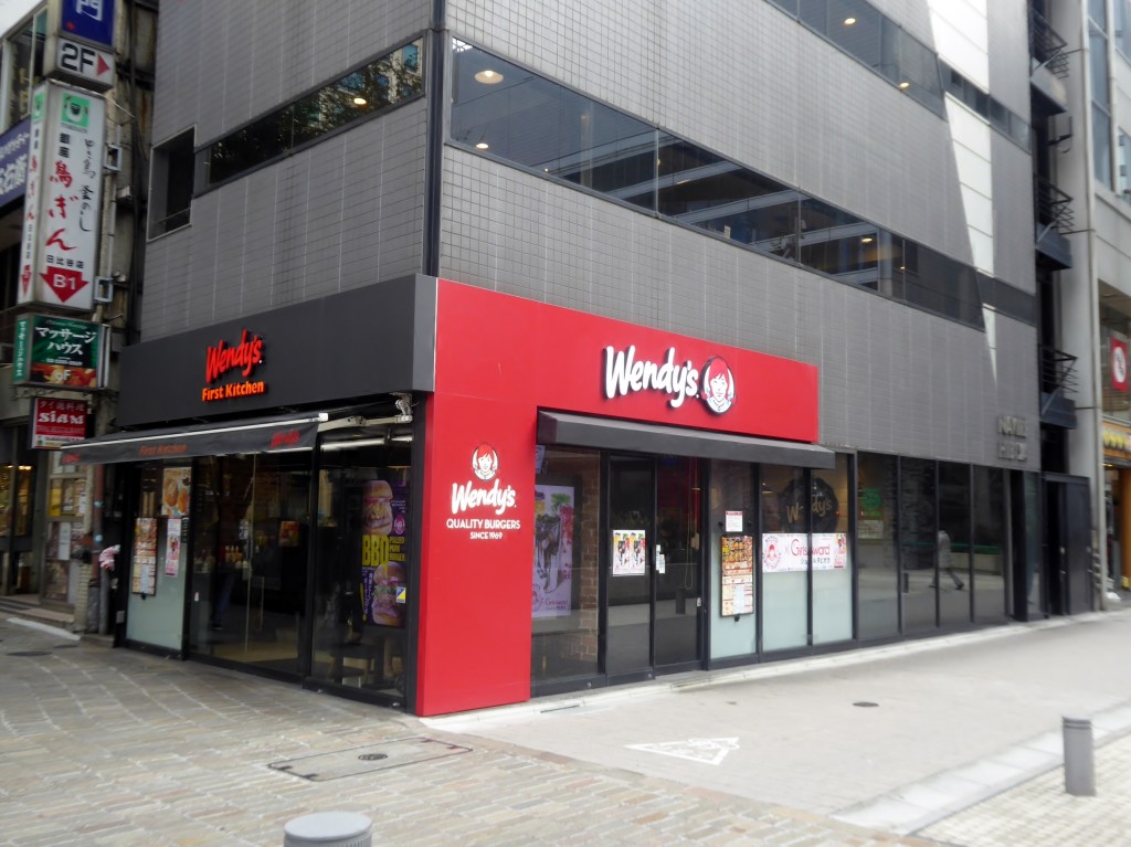 在日本，品牌以「Wendy’s First Kitchen」聯名店形式經營。