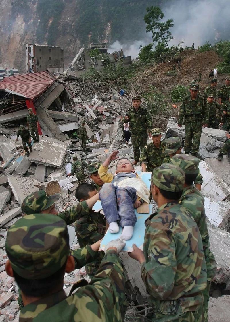 15年前的汶川地震，郎铮获解放军在瓦砾堆中救出来，向救援人员敬礼。