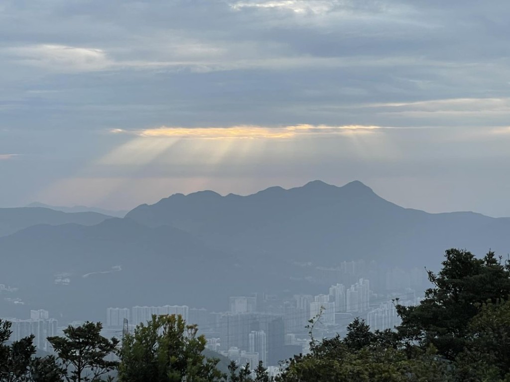 太阳在云背后@草山，摄于07:15。网民Leung Wai Kin图片