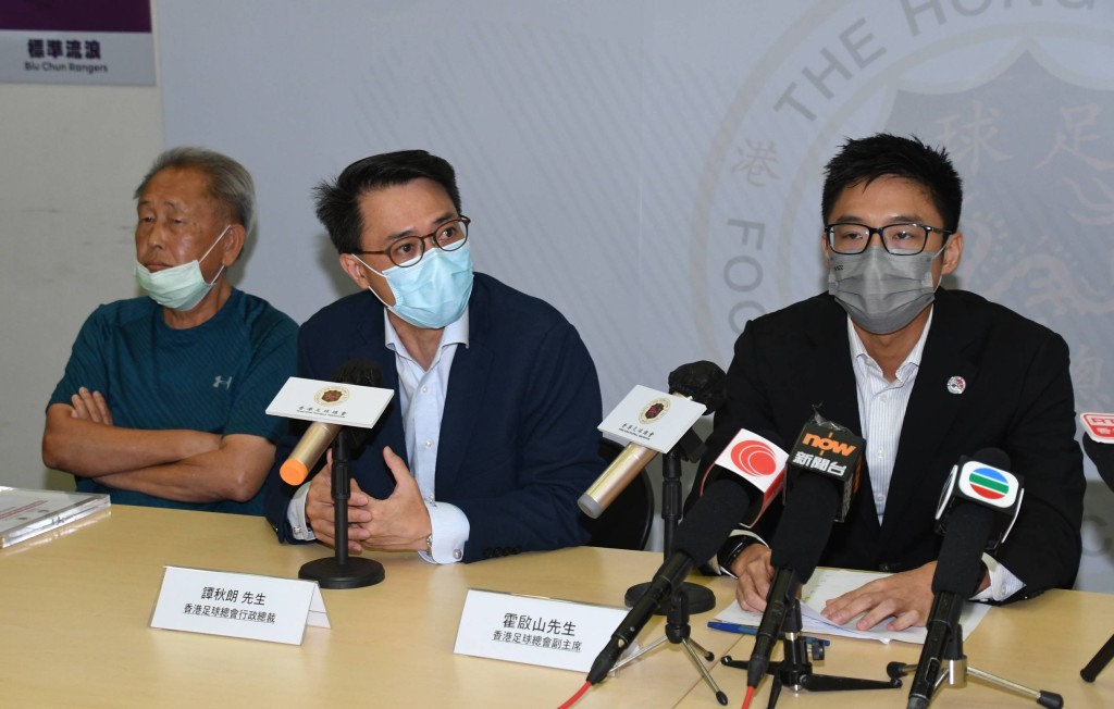 足總副主席霍啟山(右)指香港U23是一個最少持續三年的計劃。 本報記者攝