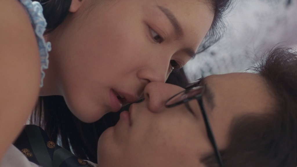 片中，吴澋滔与余香凝不乏激吻及床上戏。（电影《七人乐队》剧照）