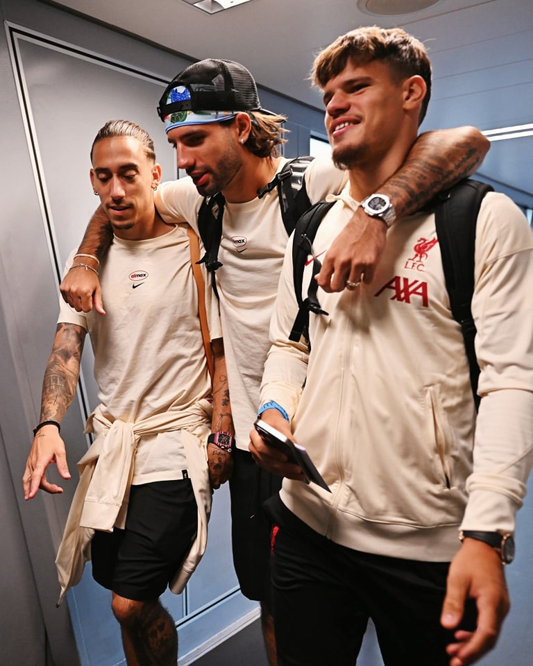 紅軍乘坐專屬航班由英國曼徹斯特抵港。Facebook Liverpool FC 圖片