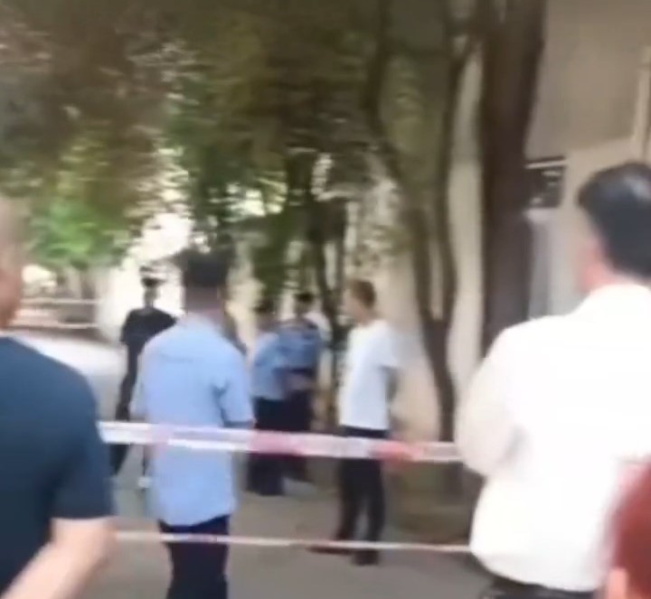 陕西大雨一对中年夫妇街头触电身亡。《新京报》