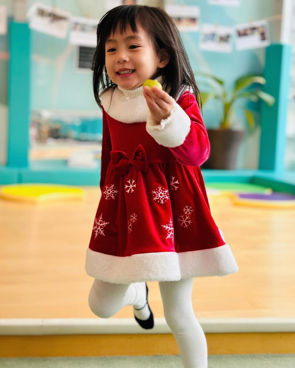 楊茜堯的囡囡穿上聖誕裝好可愛。