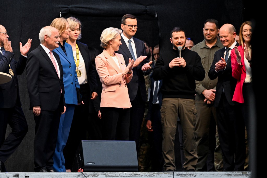 德国总理朔尔茨、欧盟委员会主席冯德莱恩、波兰总理莫拉维茨基、前亚琛市长于林登等官员在乌克兰总统泽连斯基在德国著名的查理曼大帝奖 (Karlspreis) 颁奖典礼上发表讲话时鼓掌。路透