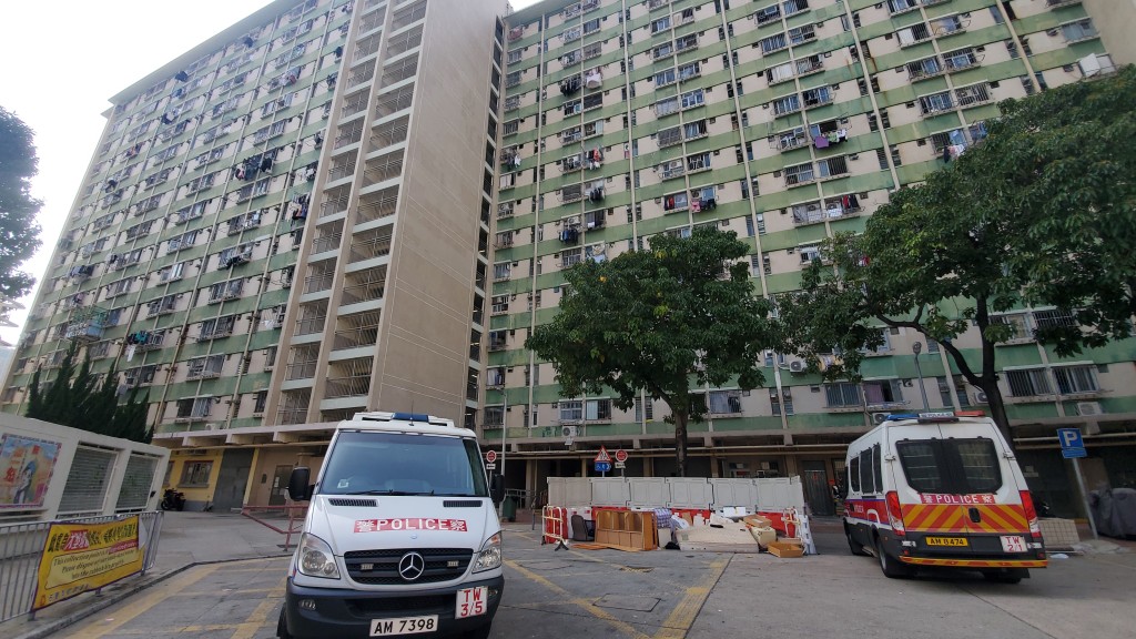 荃灣石圍角邨女子上吊，警車及救護車到場。徐裕民攝