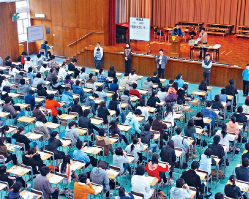 明年香港中學文憑考試的考生代繳考試費，開支約1.8億元。資料圖片