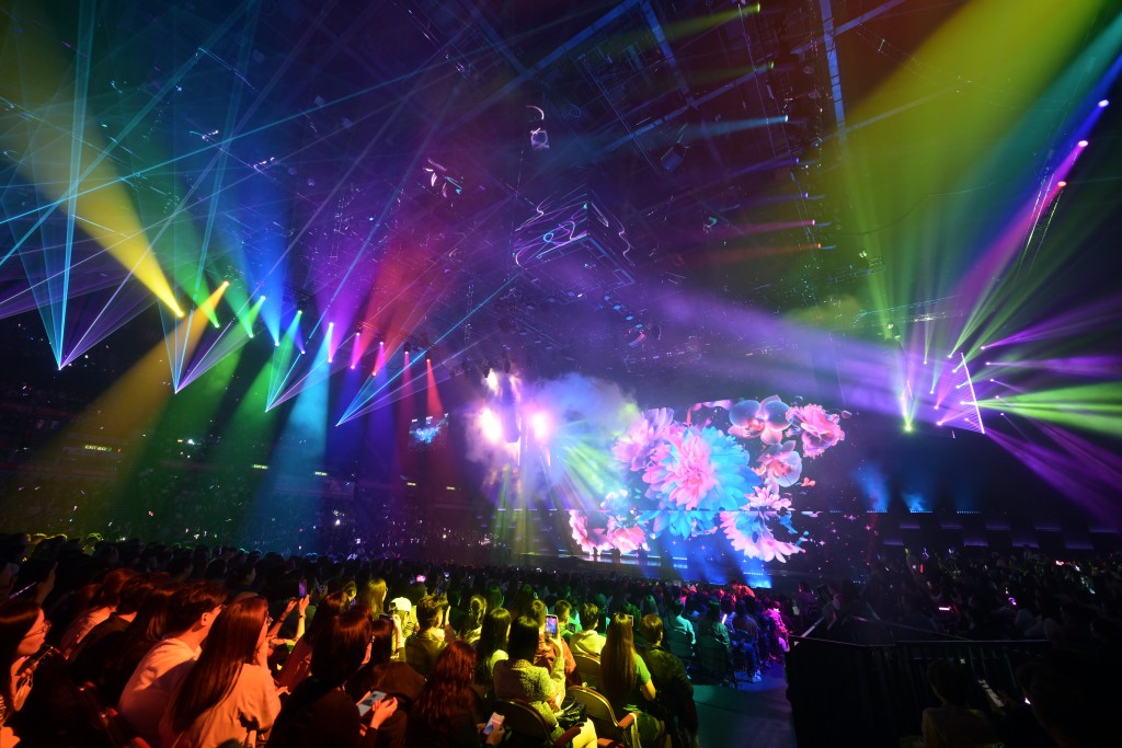 歌迷都對演唱會編排及歌單讚大絕口，巨型激光天幕震憾視覺觀感。
