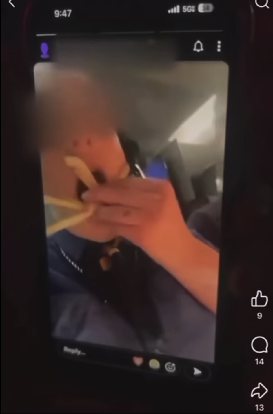 麥當勞女員工超噁心,數次薯條放入嘴再放入盒疑似拿去出餐。 X@ExxAlerts 麥當勞女員工超噁心,數次薯條放入嘴再放入盒疑似拿去出餐。 X@ExxAlerts