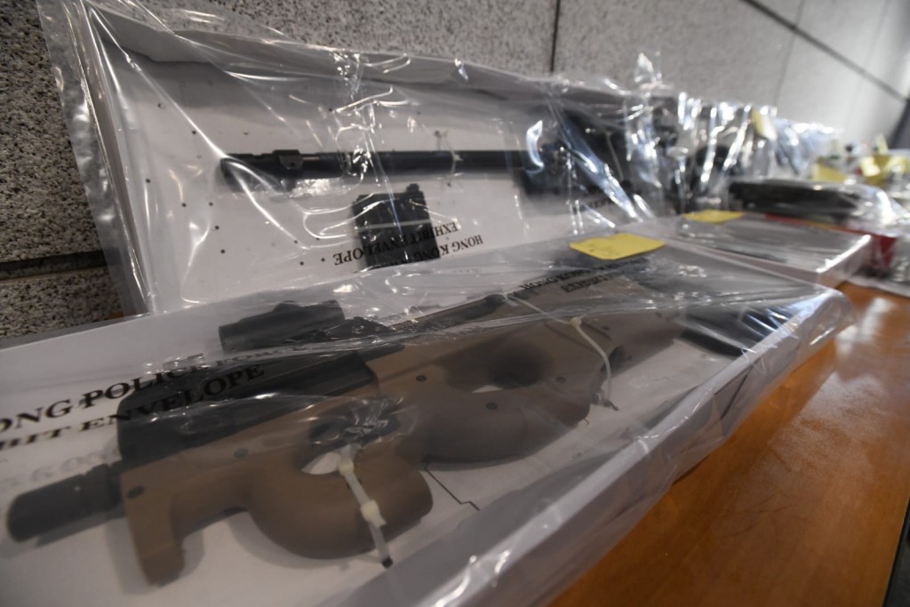 警方檢獲化學品、仿製槍械及旗幟。