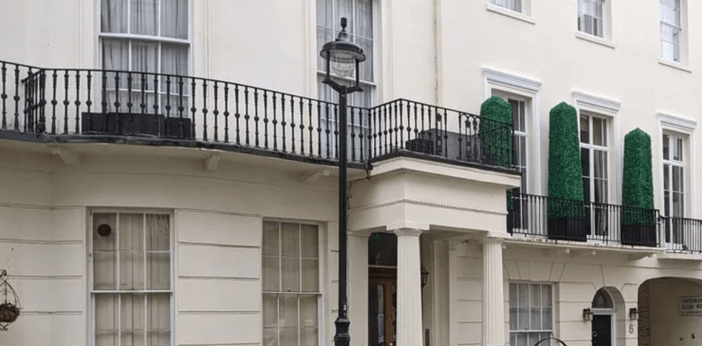 凶殺案現場是倫敦豪宅。