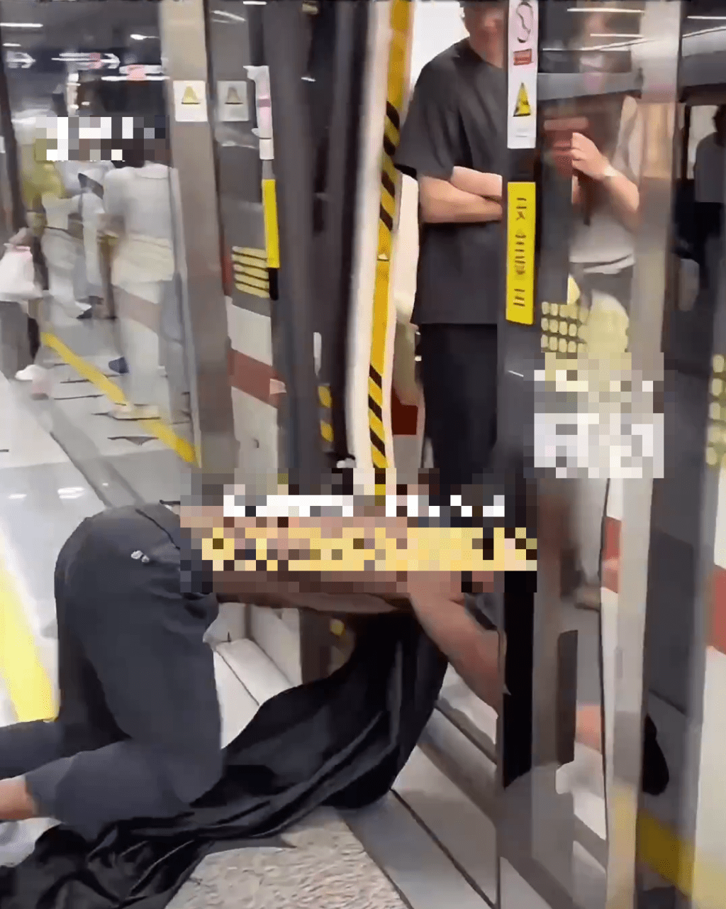 杭州地鐵驚現「黑絲男」爬進車廂,引發恐慌。 杭州地鐵驚現「黑絲男」爬進車廂,引發恐慌。