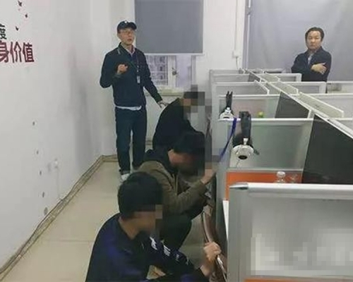 警方經過兩天的臥底偵查,發現該公司利用網路直播平台冒充女性騙取受害人。 網上圖片