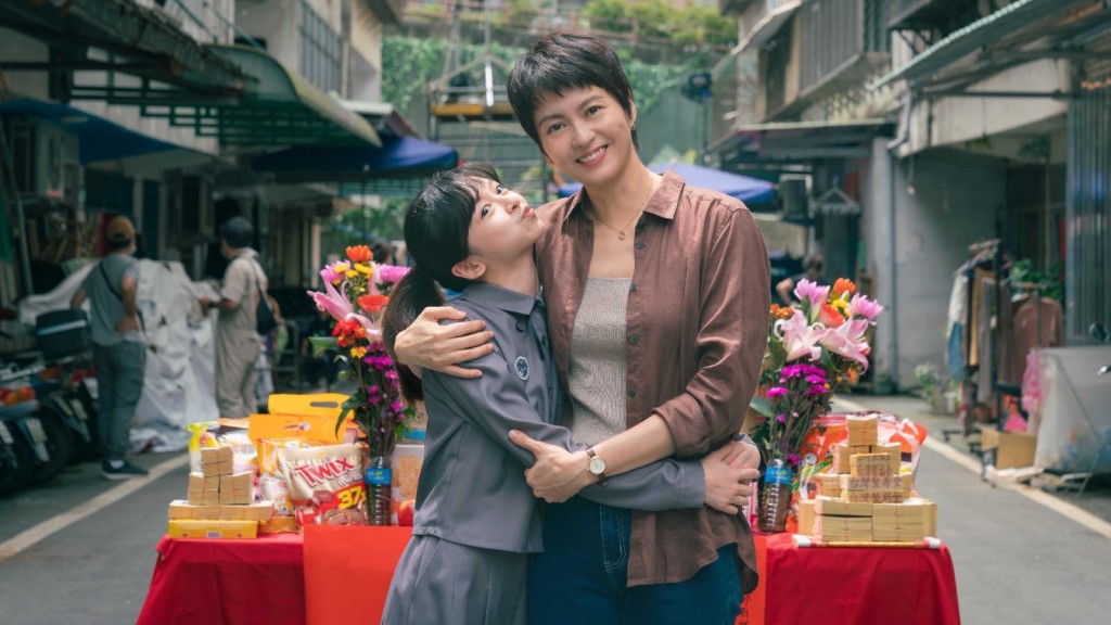 梁詠琪首演出台劇，挑戰單親媽媽角色，與女兒陳姸霏相依為命。