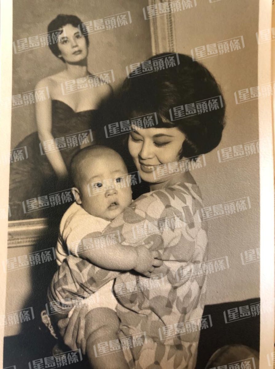 林黛在家中自己的油畫前抱着兒子龍宗瀚拍攝。獨家資料圖片