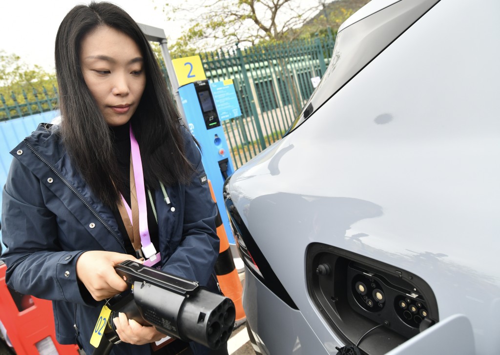 廣州車主郭小姐指昨日出行前「太興奮」,忘記為電動車充電,所以一過關立即到來充電。 廣州車主郭小姐指昨日出行前「太興奮」,忘記為電動車充電,所以一過關立即到來充電。
