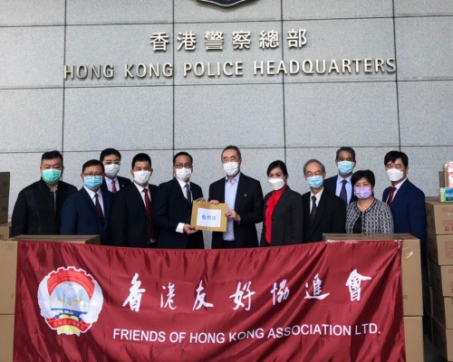 昨日多个团体分别到警察总部及多区警署慰问警队。